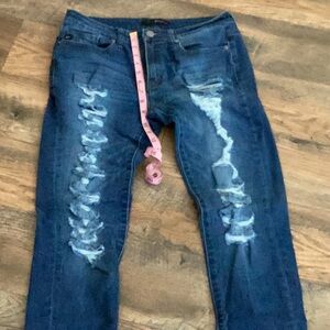 KanCanmid-rise ankle jeans. Distressed.
